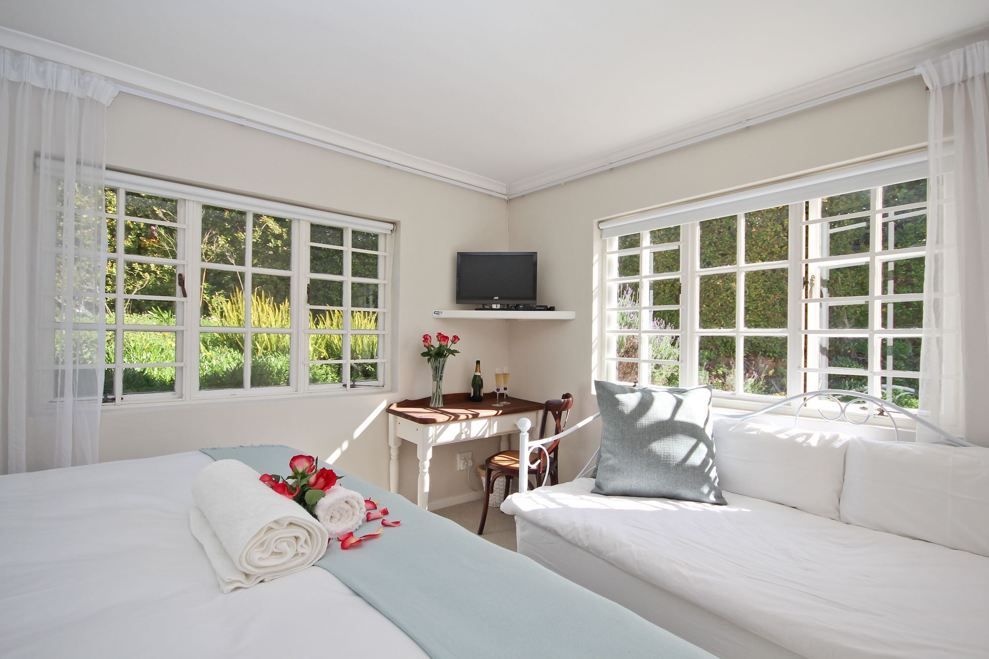Beluga Of Constantia Guest House Кейптаун Екстериор снимка